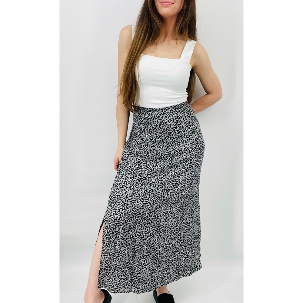 vtg cottagecore floral maxi skirt in black size 14